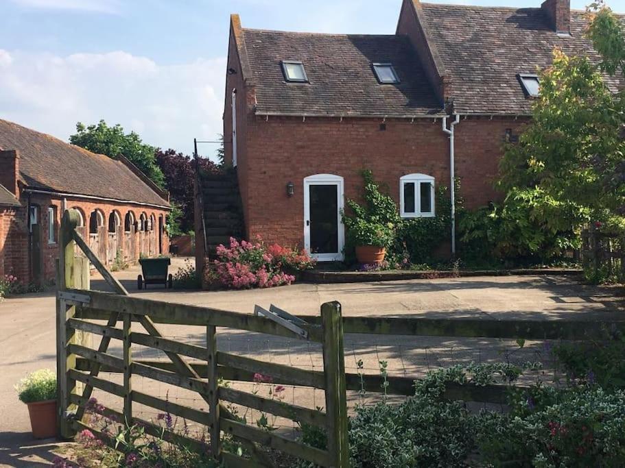 Cottage Barn Conversion On Working Farm Worcester Bagian luar foto