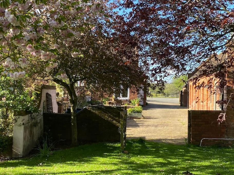 Cottage Barn Conversion On Working Farm Worcester Bagian luar foto